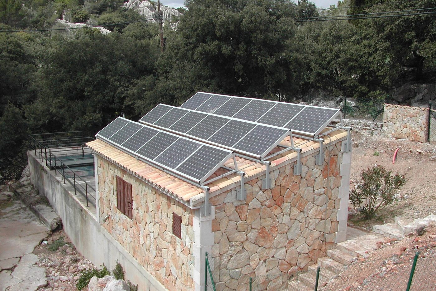 Panneaux solaires photovoltaïques installés sur une toiture près de Nice